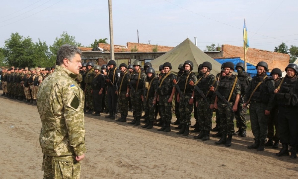 Президент Украины Петр Порошенко с бойцами Национальной гвардии. РИА Новости©