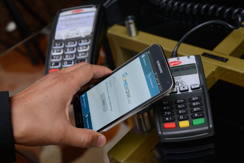 Все казахстанцы смогут с помощью мобильных телефонов оплачивать счета в супермаркетах и любых магазинах. ©Владимир Заикин
