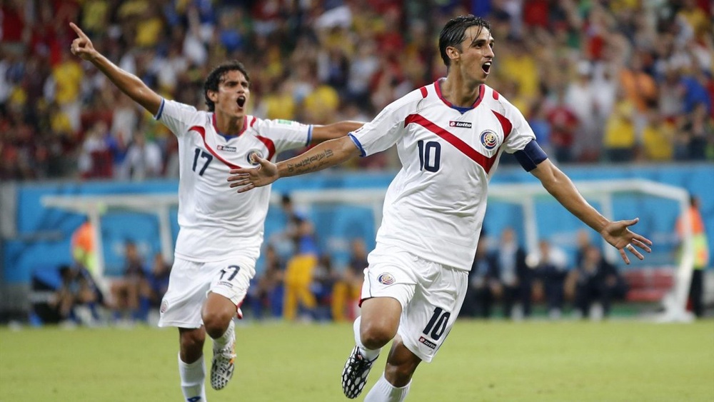 Футболисты сборной Коста-Рики радуются выходу в четвертьфинал. Фото: eurosport.ru