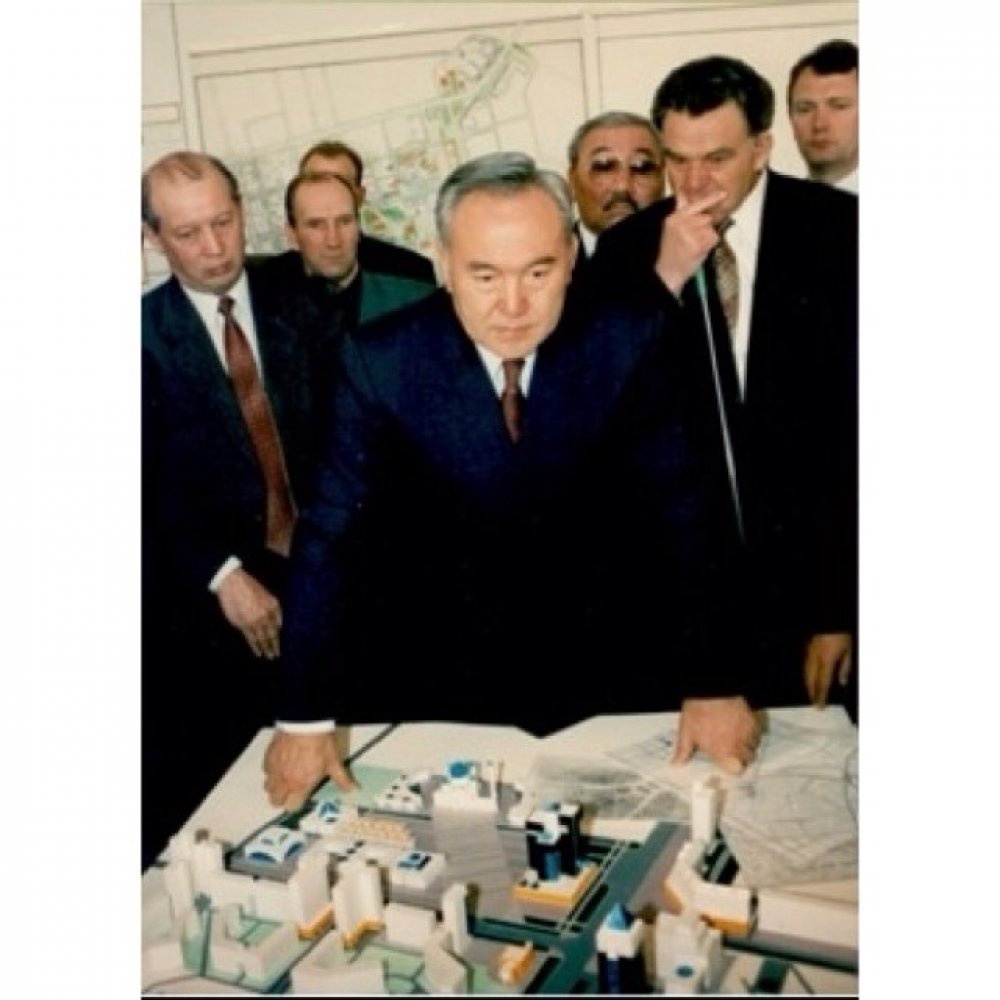 Президент Казахстана Нурсултан Назарбаев изучает план застройки тогда еще Акмолы, 1998 год. Фото из Instagram Акорды. 