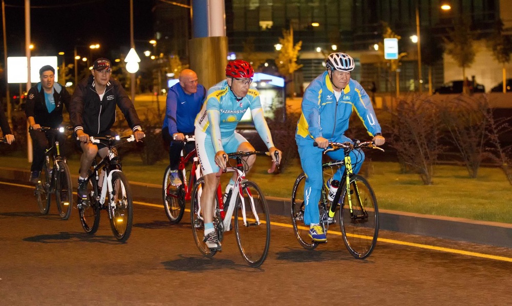 Первым стартовал и открыл ночной велопробег в Алматы аким города Ахметжан Есимов.
Фото ©Фархат Сеитов