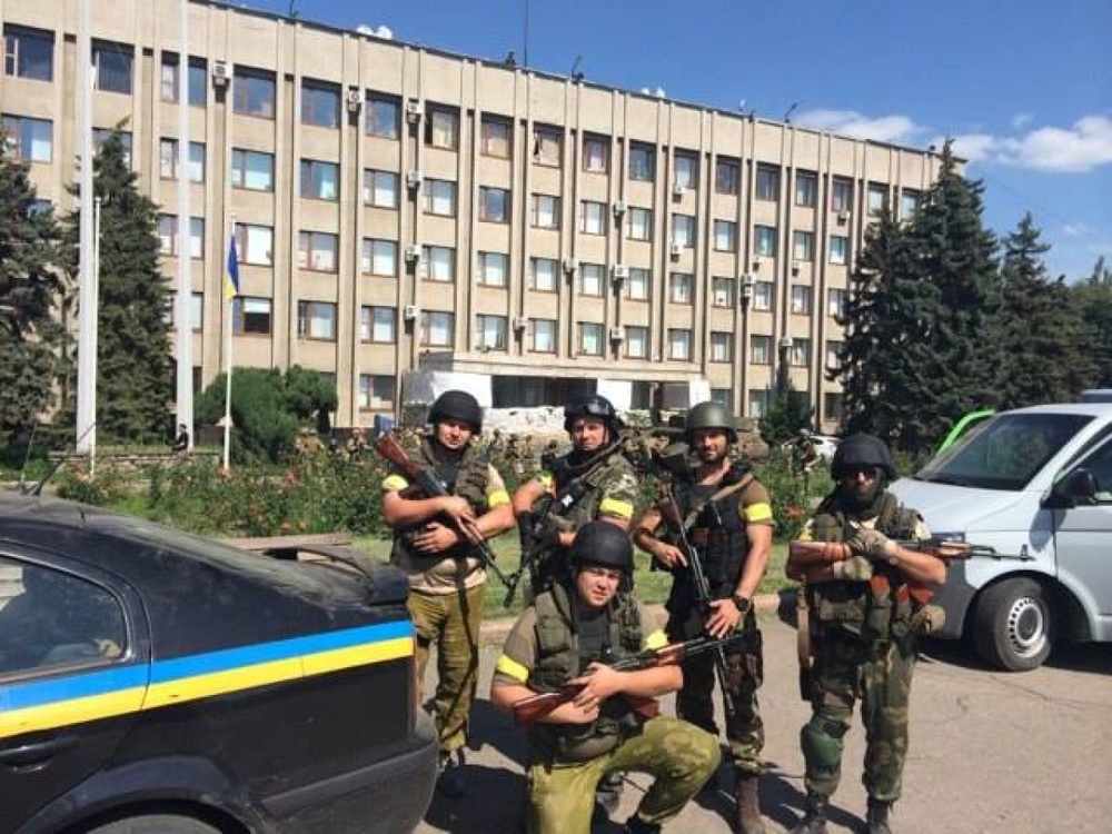 Флаг Украины над мэрией и гвардейцы в центре Славянска.  © facebook.com/arsen.avakov.1