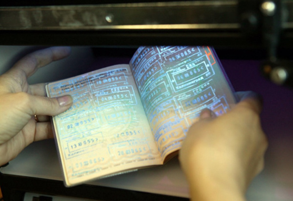 Паспортный контроль на границе. ©РИА Новости