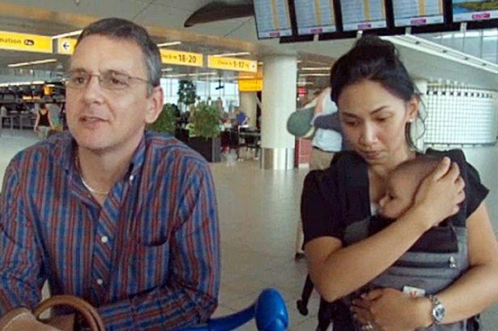 Британцы Бэрри и Иззи Сим с ребенком должны были лететь на самолете Malaysia Airlines. ©twitter.com/Daily_Record