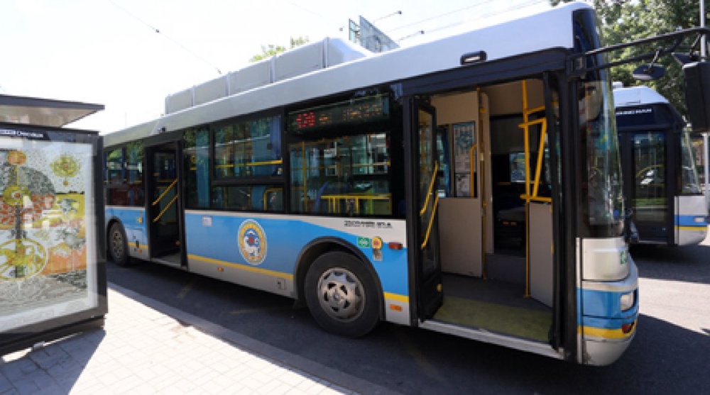Автобусы в Алматы. ©Ярослав Радловский
