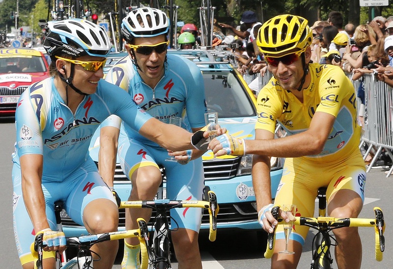 Винченцо Нибали с партнерами по команде "Астана". ©REUTERS