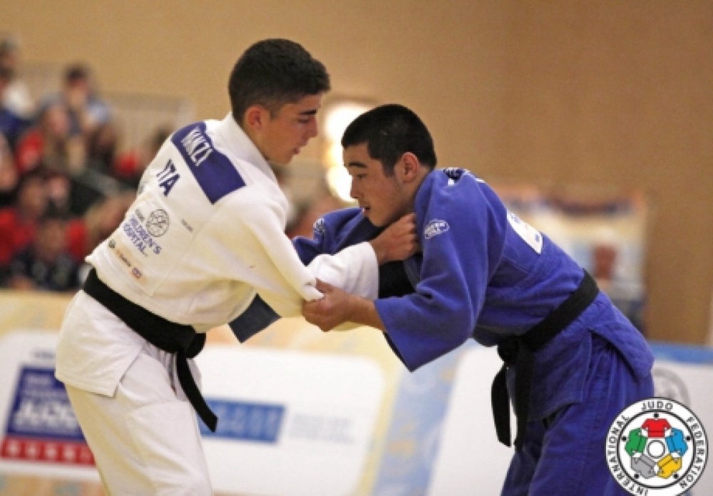 Бауыржан Жауынтаев (справа). Фото с сайта Международной федерации дзюдо