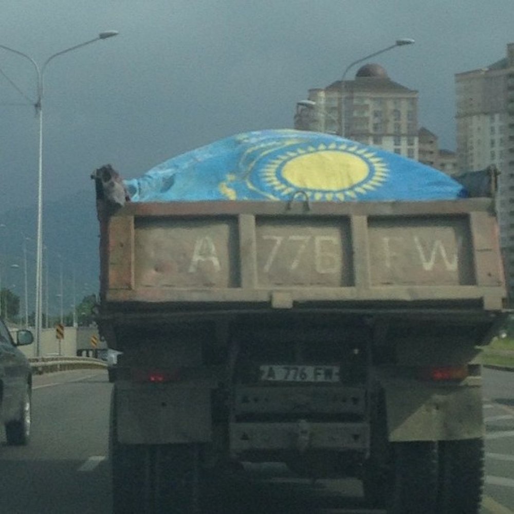 Флаг Казахстана используют в качестве брезента. Фото с социальных сетей.