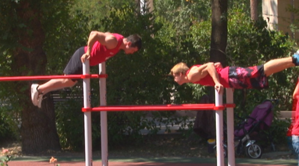 Спортсмены на площадке для Street workout в Алматы. Кадр телеканала ©СТВ