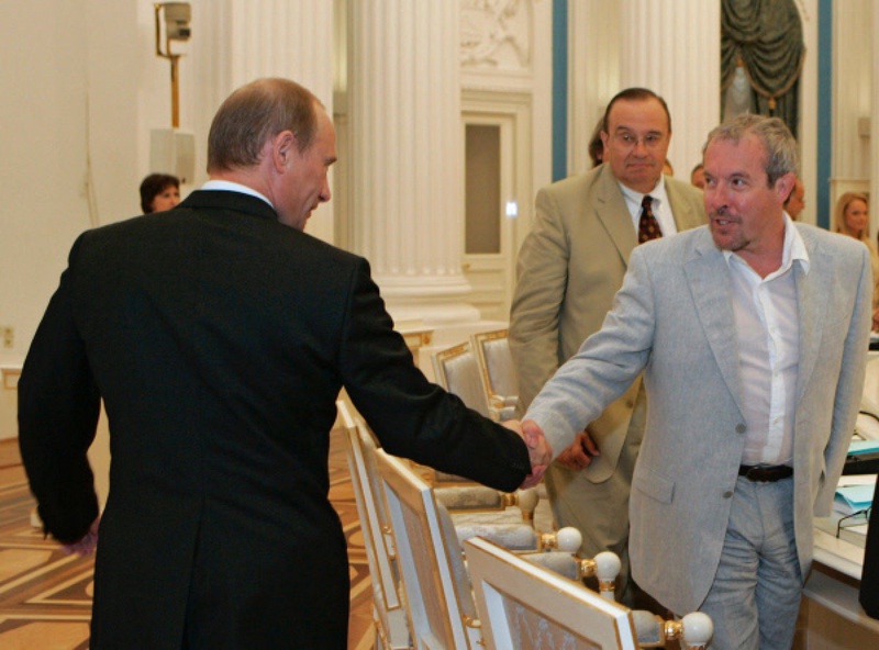 Путин жмет руку Андрею Макаревичу. Фото РИА Новости