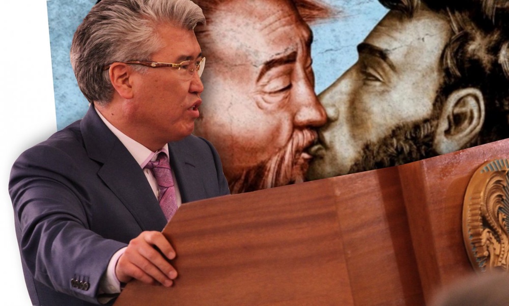 Преступлением назвал министр культуры выпуск постера с поцелуем Курмангазы и Пушкина