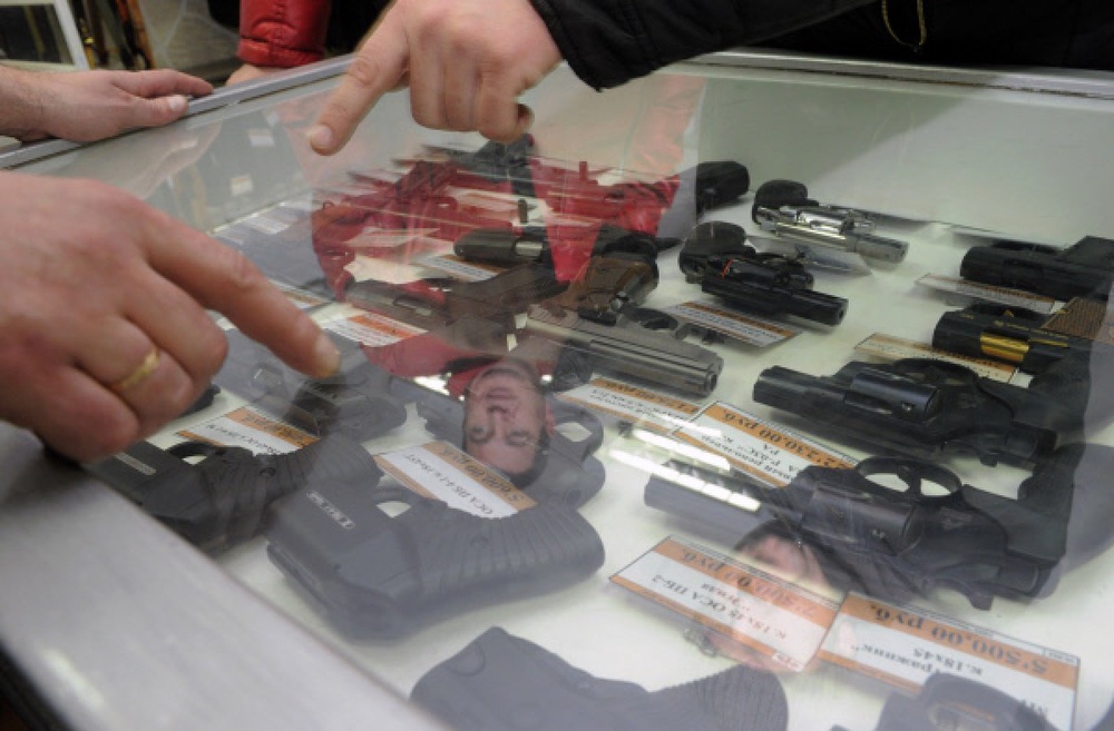 Травматическое оружие на витрине. ©РИА Новости