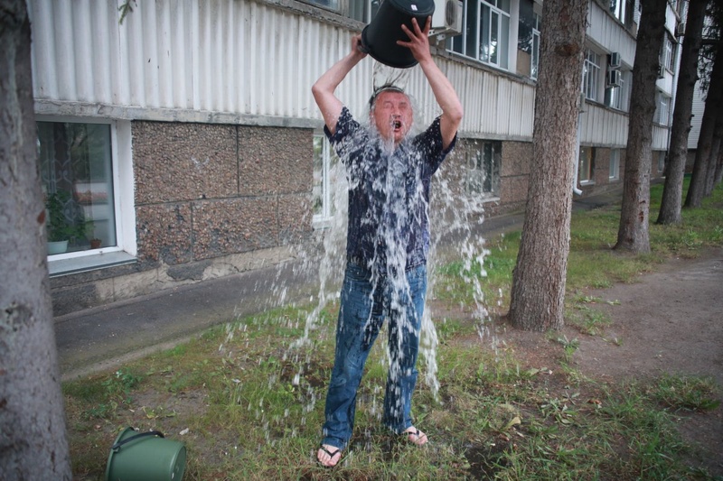 Тулеген Закарьянов облил себя холодной водой у здания городского акимата. © timeskz.kz
