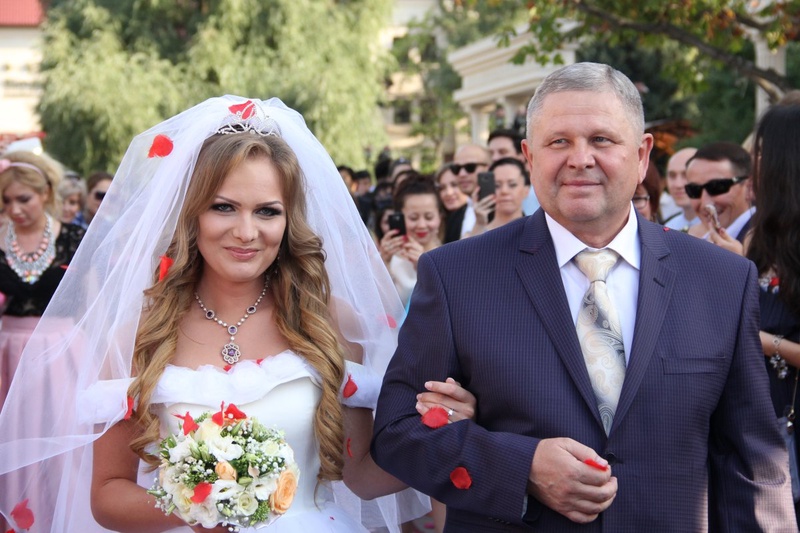 Отец ведет невесту к жениху. Фото Айжан Тугельбаева©