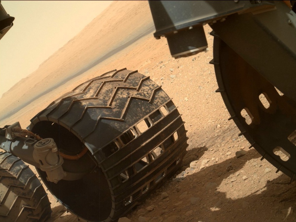 Колеса марсохода за время путешествия заметно поизносились. © NASA
