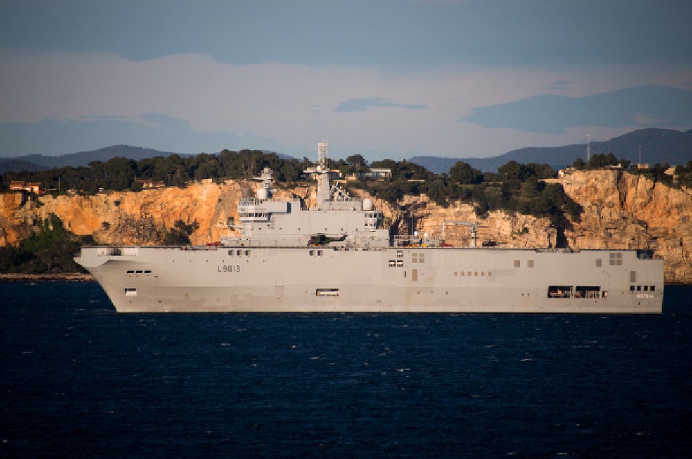 Корабль типа "Мистраль" ВМС Франции в порту Тулона.
