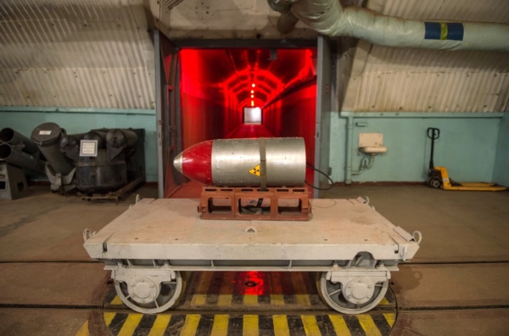 Ядерный боевой заряд на транспортной тележке. ©РИА Новости