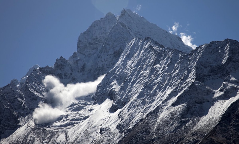 Сход лавины в горах Непала. ©REUTERS