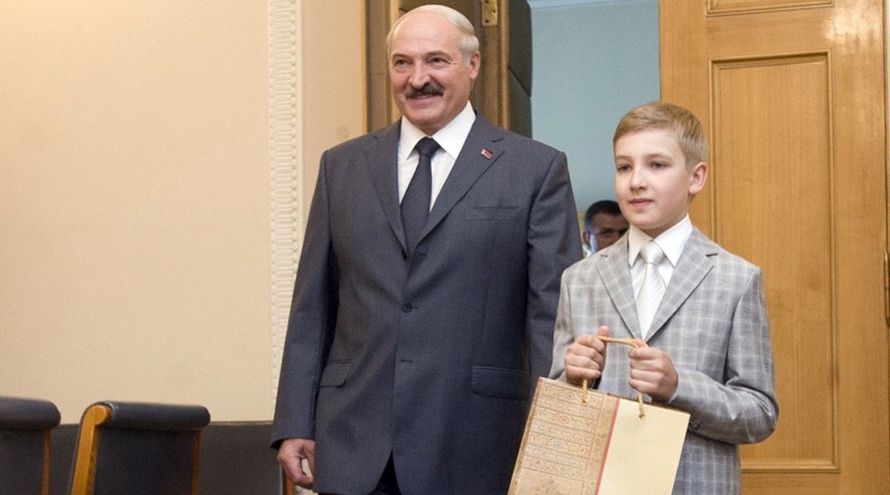 Президент Беларуси Александр Лукашенко с сыном Николаем. ©REUTERS