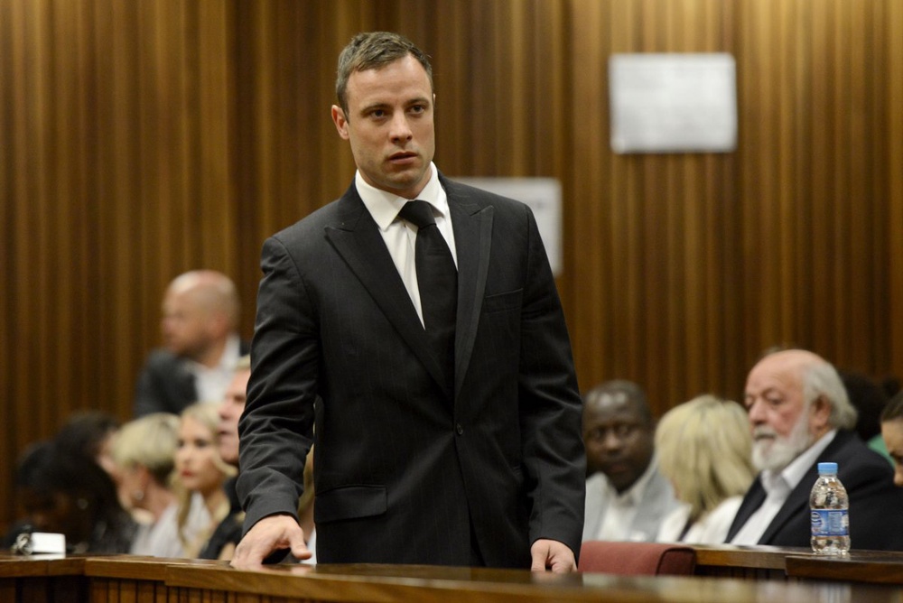 Южноафриканский легкоатлет-ампутант Оскар Писториус приговорен судом к пяти годам тюремного заключения за убийство Ревы Стенкамп. ©REUTERS