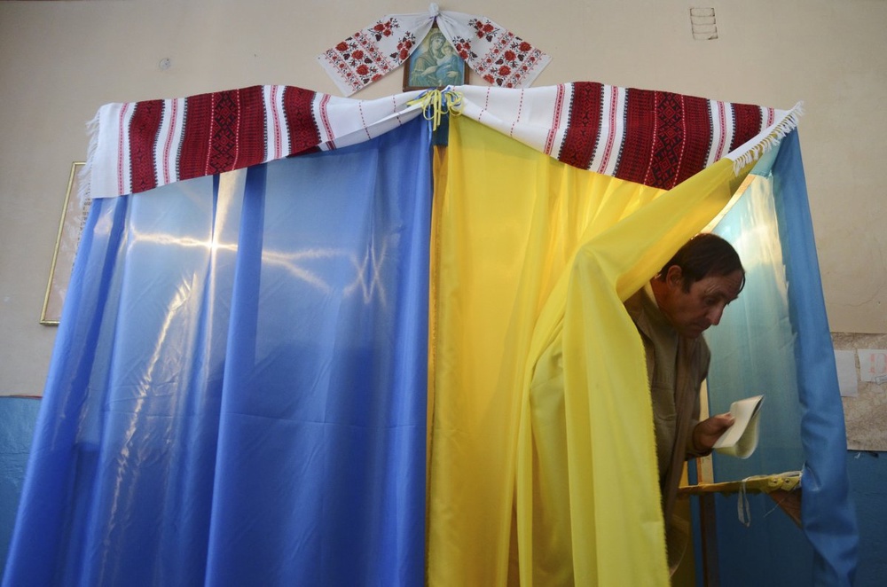 Голосование на выборном участке в Львовской области. ©REUTERS