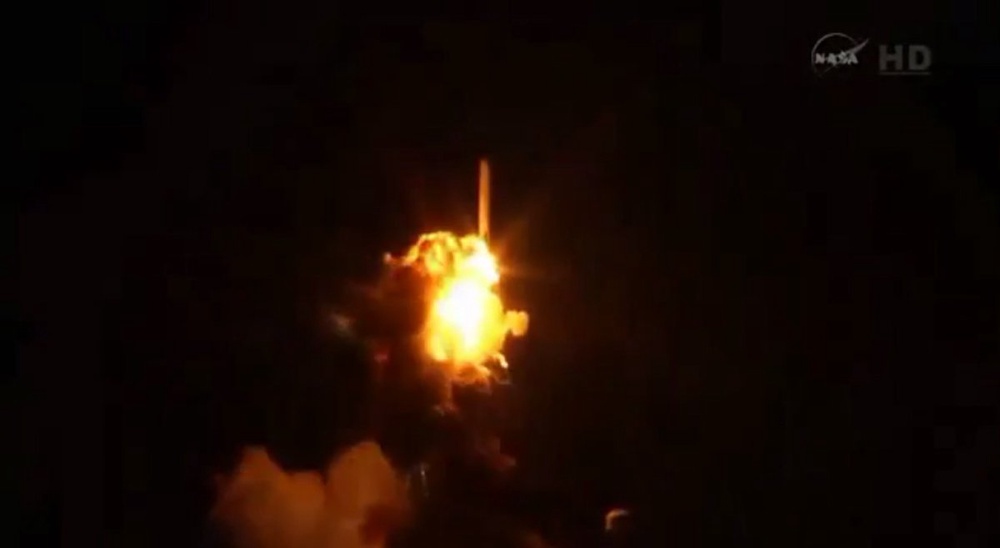 Ракета-носитель Antares взорвалась через шесть секунд после старта. © Reuters