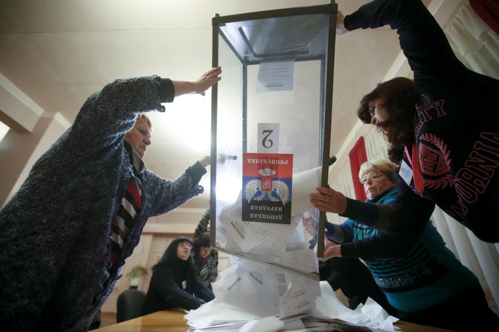 Подсчет голосов в Донецке. ©REUTERS