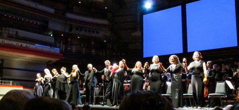 Музыканты оркестра Opera North на сцене. © myrestrictedview.com