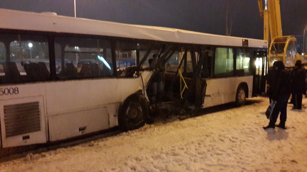 ДТП в Астане: Автобус столкнулся с бетономешалкой Фото Tengrinews.kz