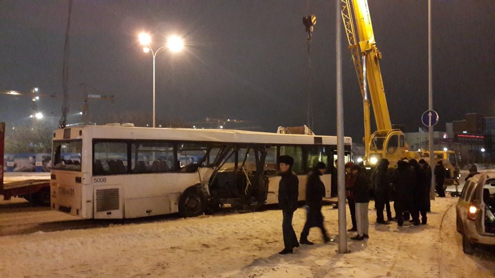 КамАЗ столкнулся с маршрутным автобусом № 43  в Астане. ©tengrinews.kz