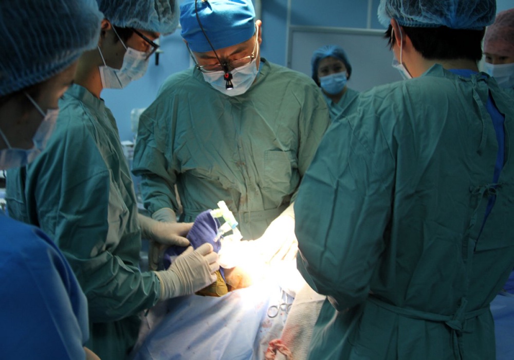 Хирург из Сеула Ли Ый Ренг проводит в совминовской больнице операцию по исправлению дефекта челюсти. ©Алишер Ахметов