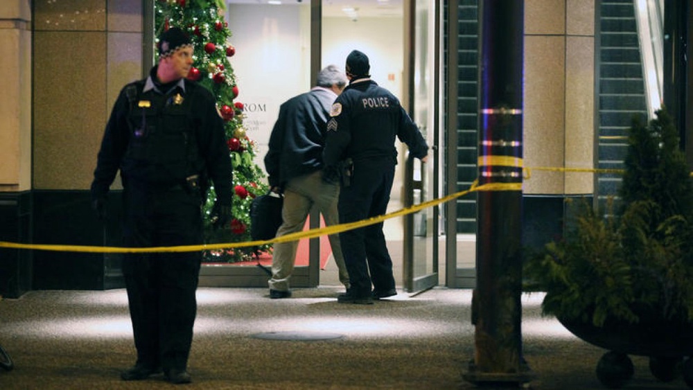 Полицейский у входа в ТРЦ Нордстром в Чикаго Фото©Chicago Tribune