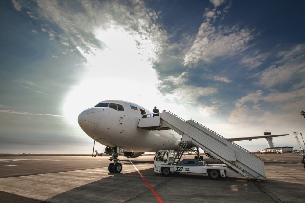 Самолет Boeing 767-300 взятый в "мокрый лизинг" компанией "Инвест Авиа". Фото©Турар Казангапов.