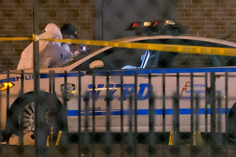 В Нью-Йорке в патрульной машине застрелили двух полицейских