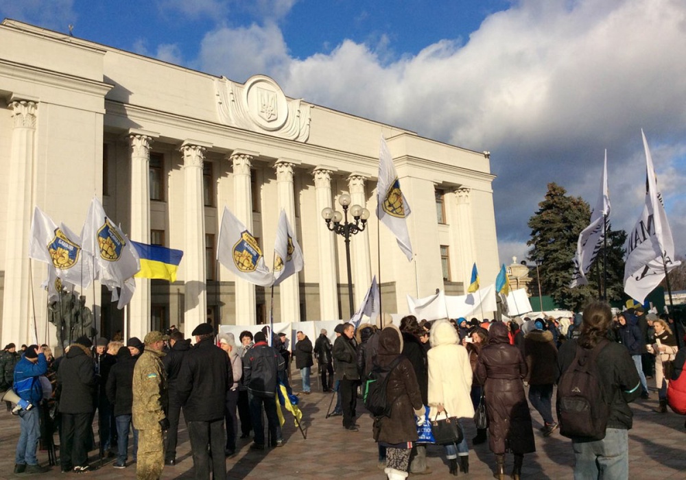 Тысяча человек пикетируют здание украинского парламента. © Жанна Нурланова