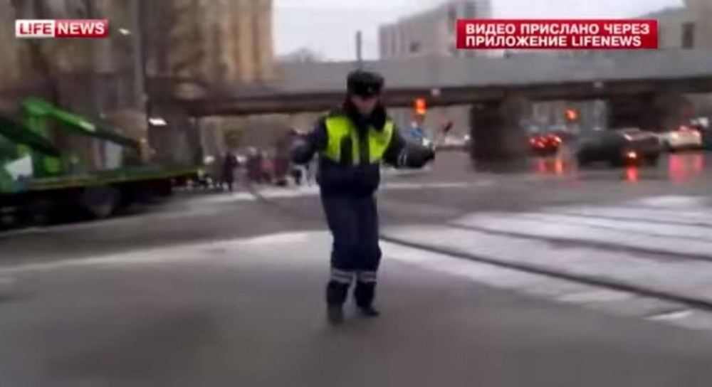 Танцующий московский полицейский стал звездой Рунета