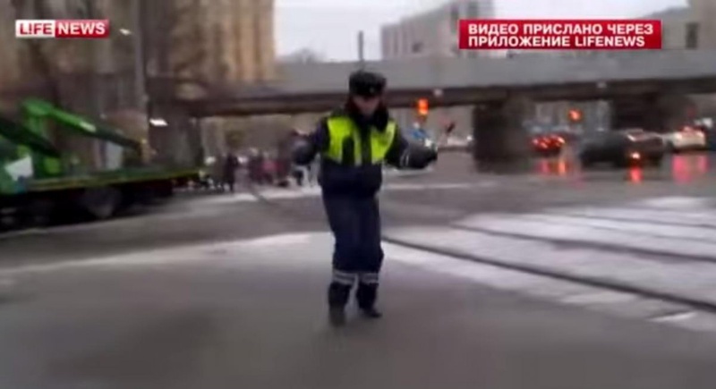 Танцующий полицейский на площади трех вокзалов. © lifenews.ru