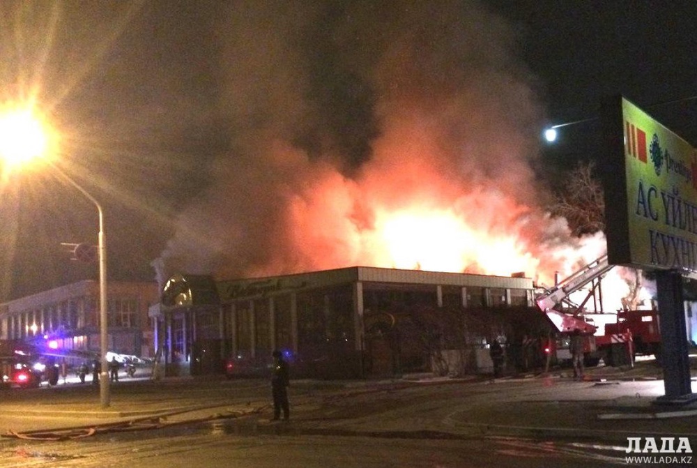Пожар в кафе "Ветерок" в Актау. Фото пользователя Лада.kz