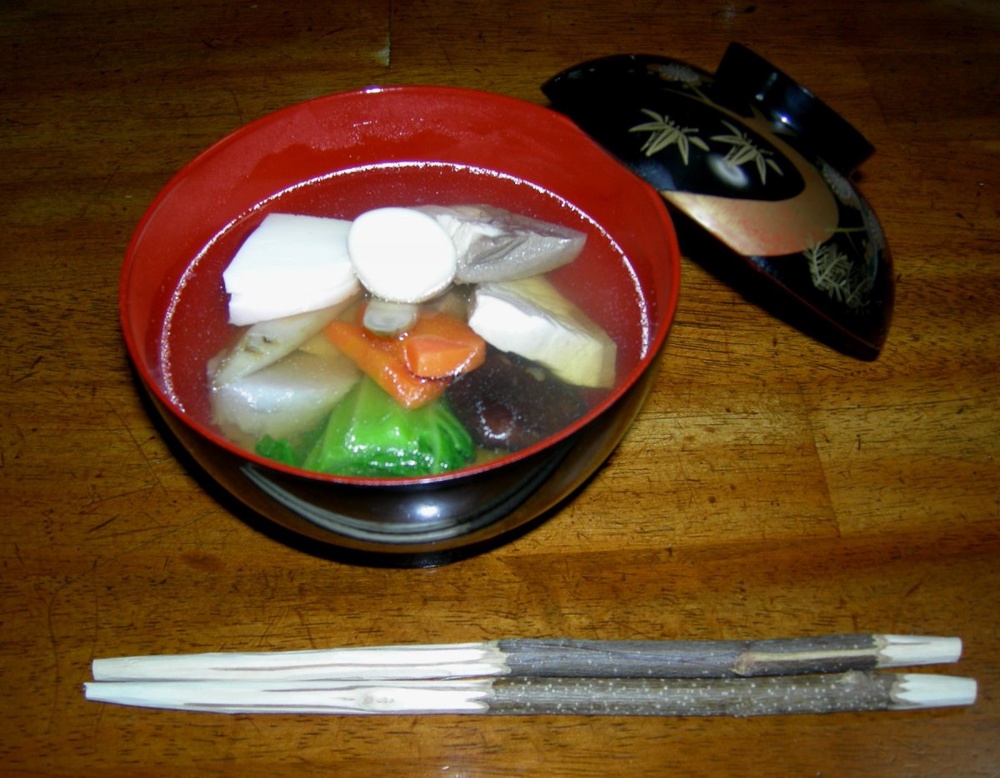 Суп "дзони" с лепешками "моти". Фото с сайта wikipedia.org.