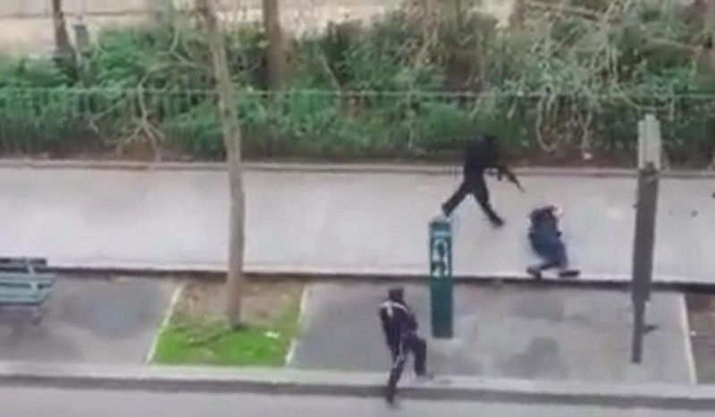 Момент убийства раненного полицейского попал на камеру. © youtube.com/France TV Info