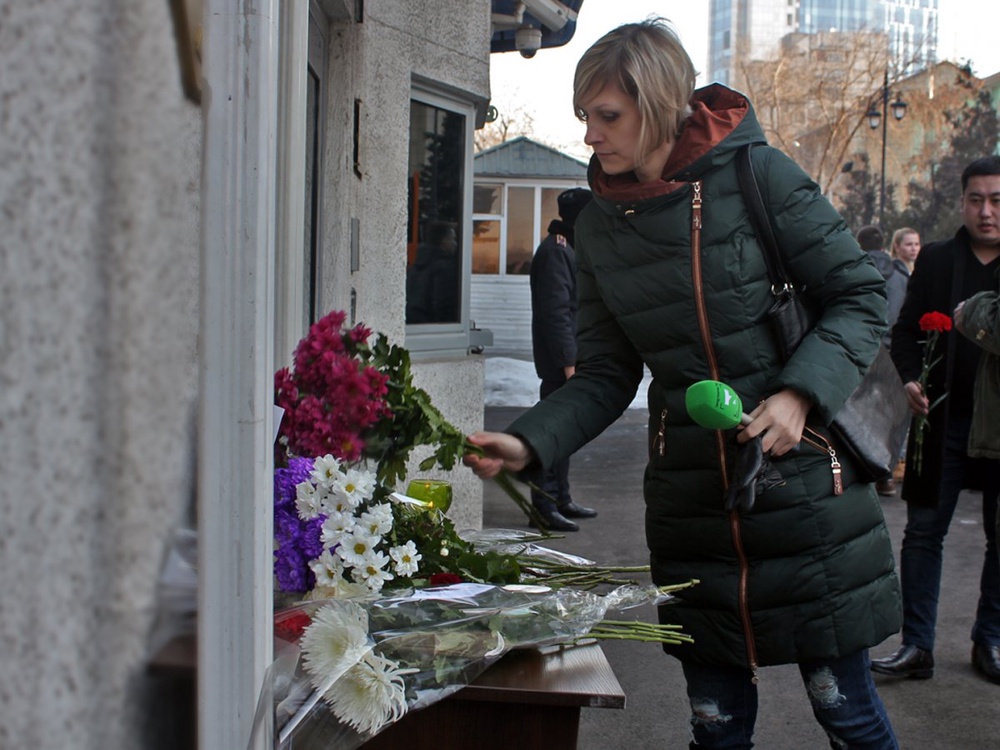 Журналисты возложили цветы. Фото ©Tengrinews.kz