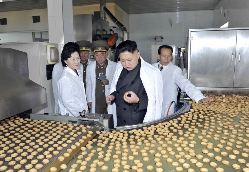 Ким Чен Ын на фабрике. Фото ©Reuters