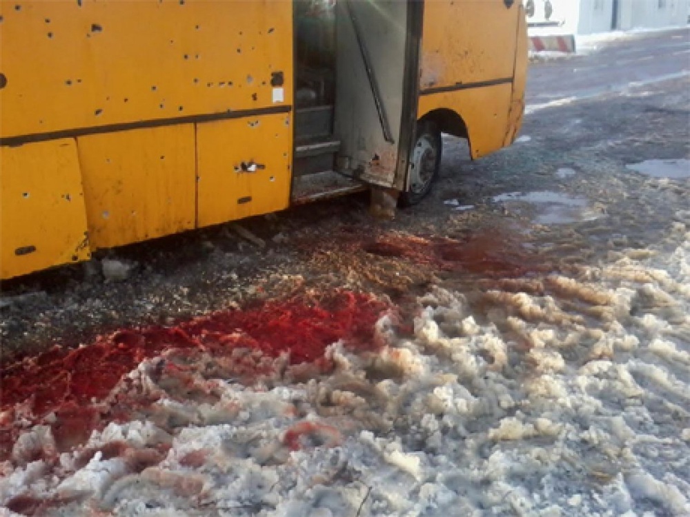 Возле обстрелянного автобуса лужи крови. © Пресс-служба Генштаба Украины