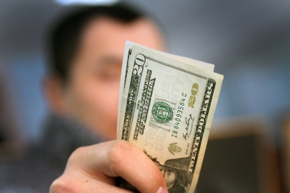 Доллар в Казахстане будет ходить еще 2-3 года - эксперт