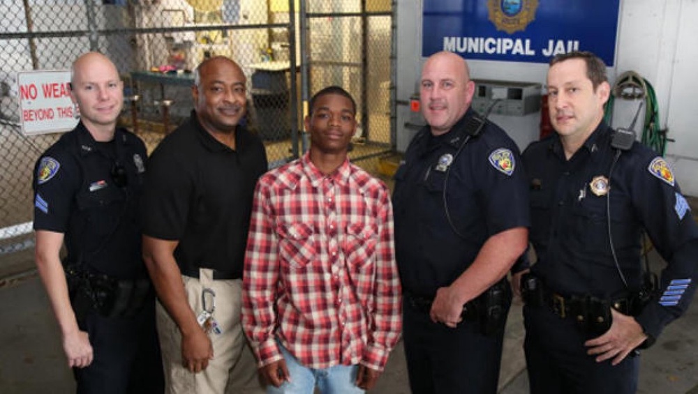 Джамал Рутледж (в центре) получает награду за помощь в спасении полицейского. Фото с сайта CBS