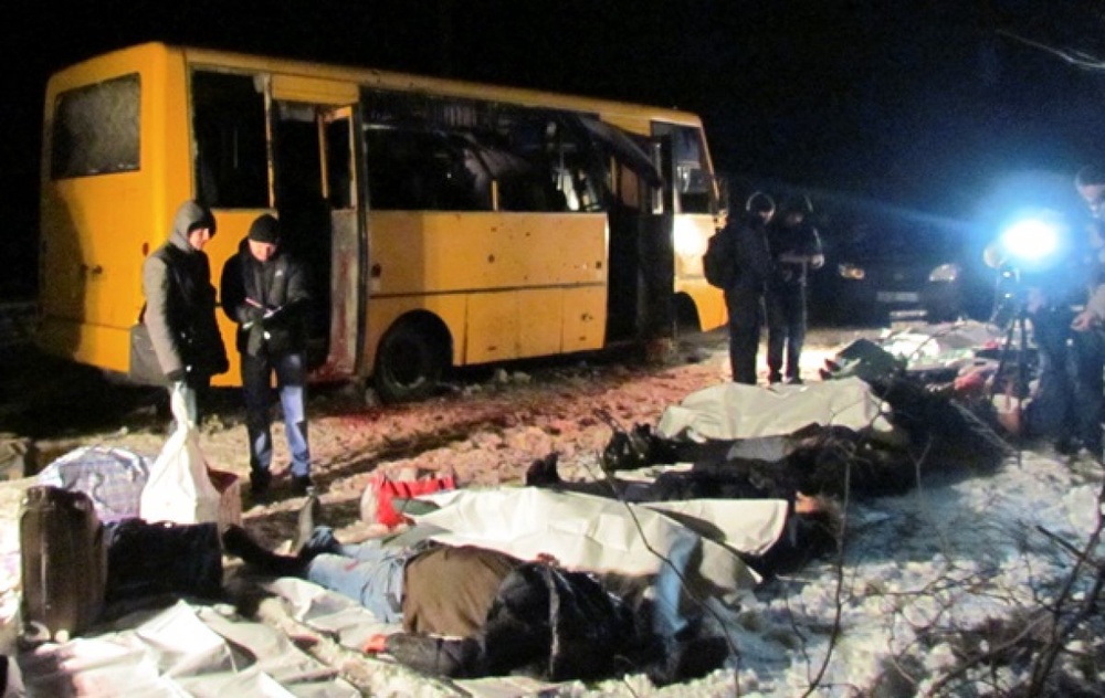 Погибшие пассажиры автобуса на блокпосту под Волновахой. © Reuters