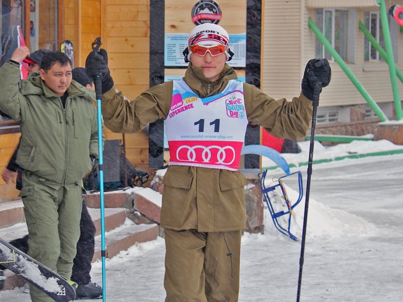 Участник чемпионата по ски-альпинизму на "Шымбулаке". Фото © Николай Колесников