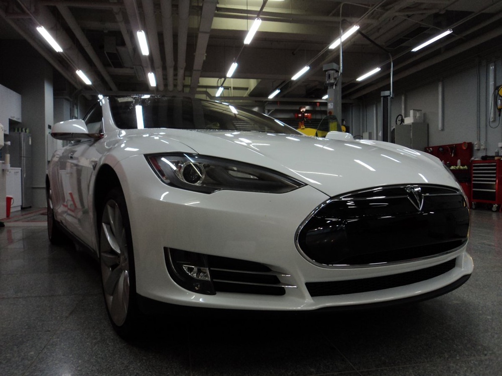 Электромобиль Tesla Model S. Фото с сайта electricfuture.ru