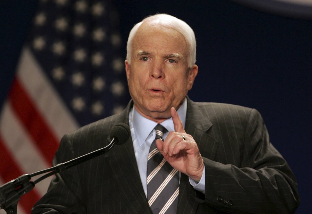 Маккейн признал вину США в применении кассетных бомб на Украине