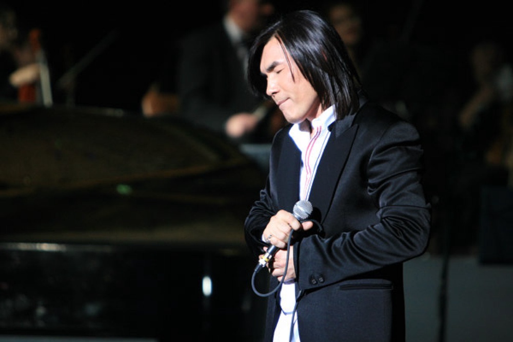 Батырхан Шукенов. Фото с официального сайта певца